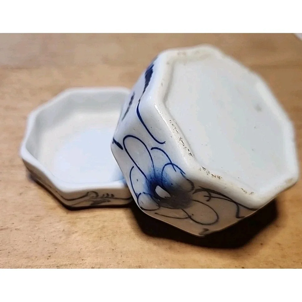 Small Glazed Blue and White Floral Octagonal Trinket Box with‎ Lid